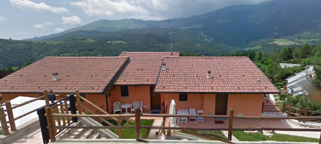 Casa Vacanze Rosalba Ferrara di Monte Baldo ภายนอก รูปภาพ