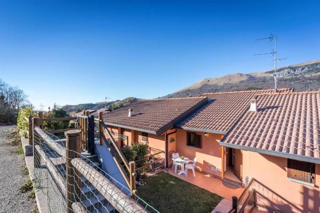 Casa Vacanze Rosalba Ferrara di Monte Baldo ภายนอก รูปภาพ