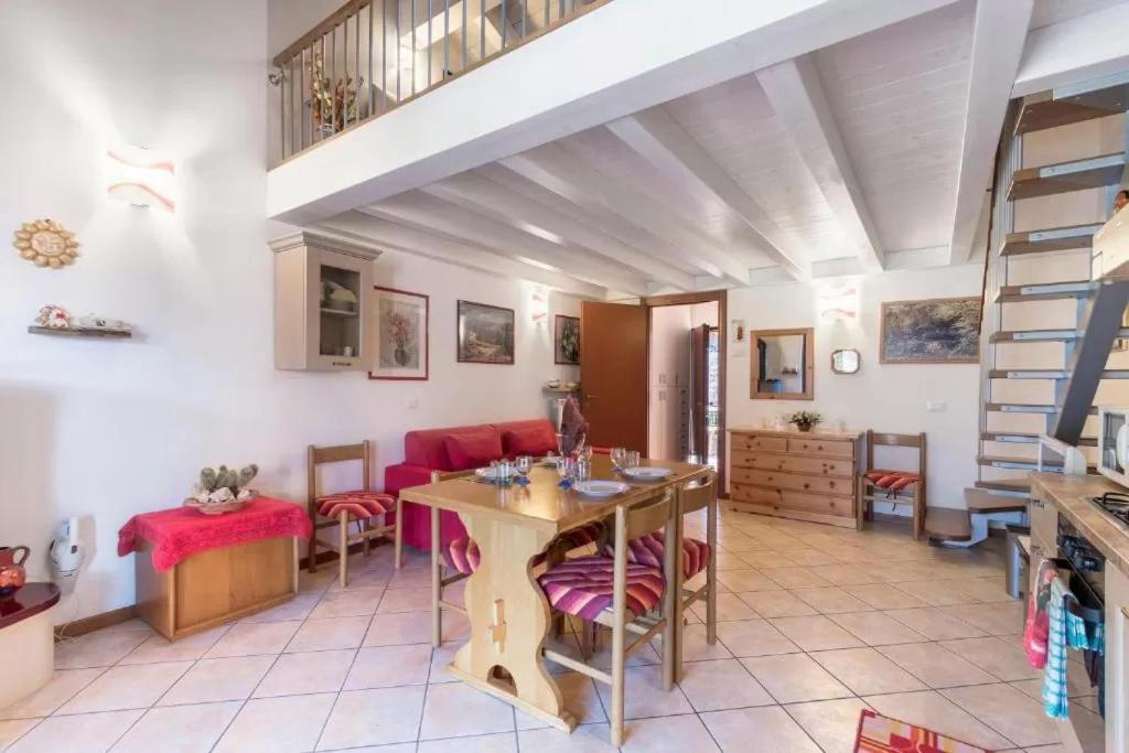 Casa Vacanze Rosalba Ferrara di Monte Baldo ภายนอก รูปภาพ